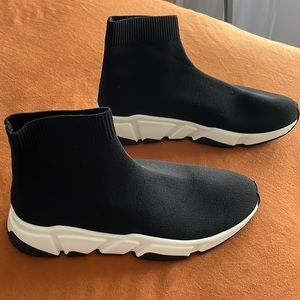 NEVER WORN STEVE MADDEN SNEAKERS